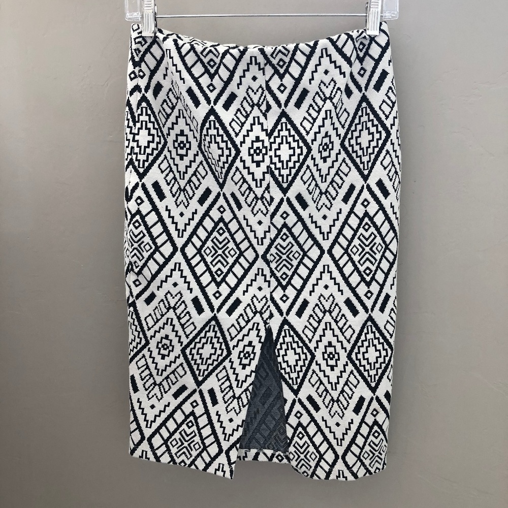ZARA- BLACK & WHITE PATTERN SKIRT